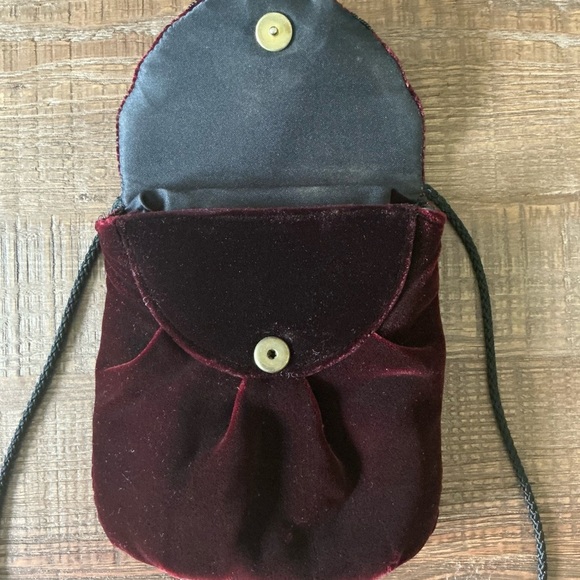 Fortina Vintage Embroidered Velvet Crossbody Bag - Picture 4 of 8